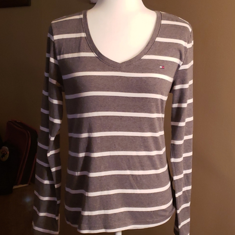 Like new! Tommy Hilfiger v neck, size L